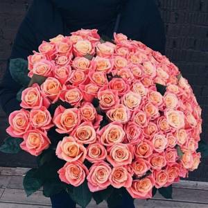 Букет 101 персиковая роза с лентами R877